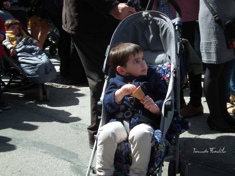 El Domingo de Resurrección amaneció soleado y primaveral. La algarabía de los niños y niñas que acompañaban la imagen del Dulce Nombre marcaron el carácter fetivo de la jornada. Acompañaba la Agrupación Musicial de Cristo del Perdón de Guadix. 