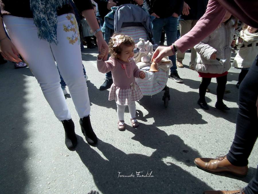 El Domingo de Resurrección amaneció soleado y primaveral. La algarabía de los niños y niñas que acompañaban la imagen del Dulce Nombre marcaron el carácter fetivo de la jornada. Acompañaba la Agrupación Musicial de Cristo del Perdón de Guadix. 