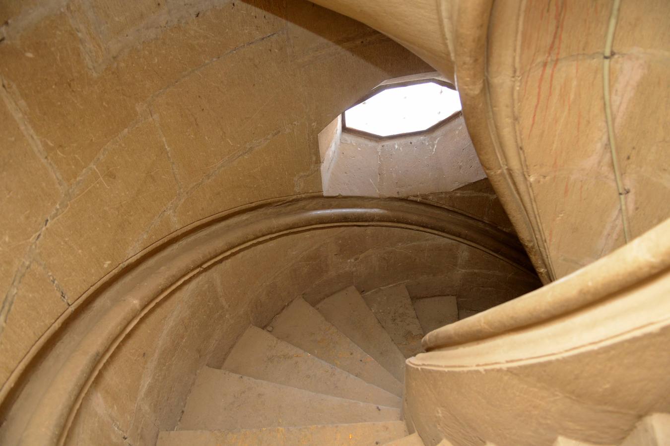 Las escaleras de acceso a la torre de Guadix ofrecen una solución arquitectónica ideada por Leonardo 