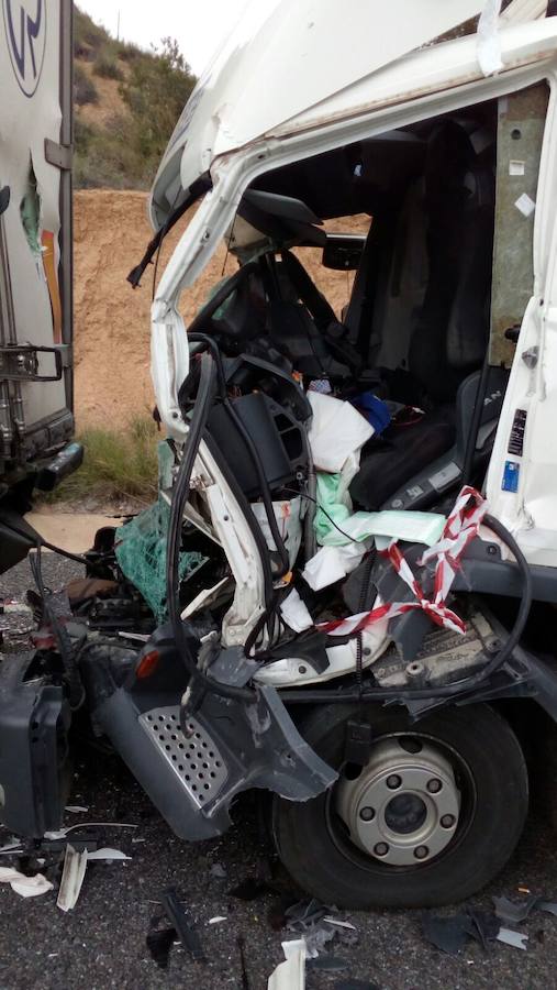 Uno de los camiones embistió al otro, quedando los dos vehículos en la vía. Hubo que evacuar a una persona con heridas de gravedad. Fue trasladado en helicóptero a un centro hospitalario.