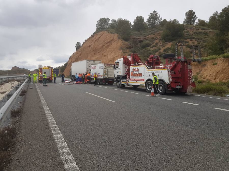 Uno de los camiones embistió al otro, quedando los dos vehículos en la vía. Hubo que evacuar a una persona con heridas de gravedad. Fue trasladado en helicóptero a un centro hospitalario.
