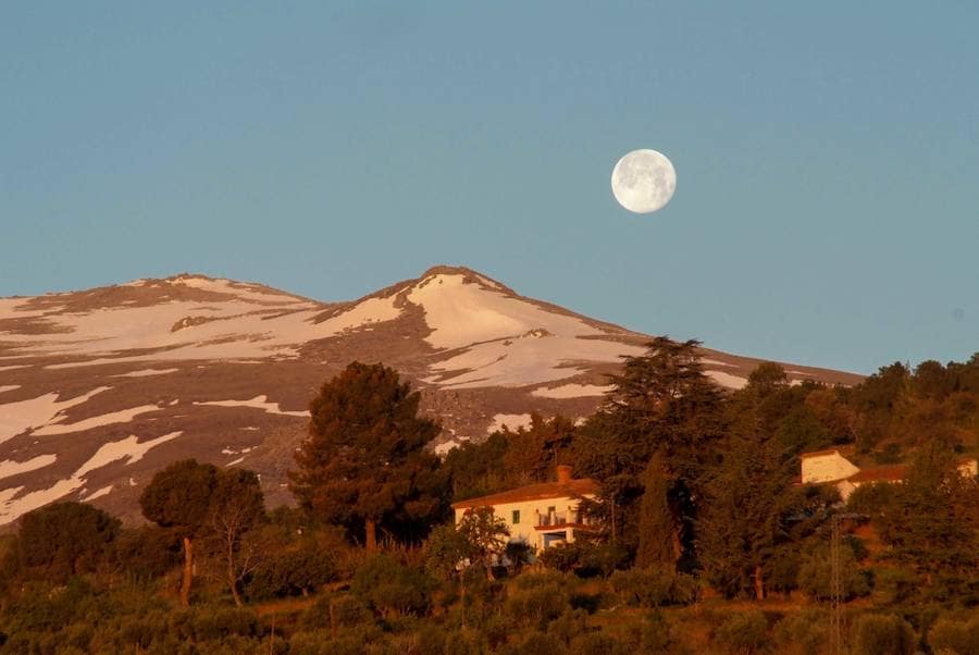 Las precipitaciones de los últimos meses han permitido que el deshielo en el Alhorí sea un gran espectáculo de la naturaleza en este último tramo de la primavera. 