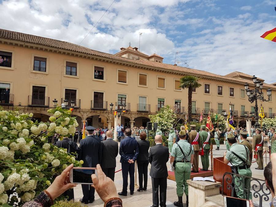 La Plaza de la Constitución de Guadix, acogió el solemne acto de Jura de Bandera para la ciudadanía organizado por el Mando de Adiestramiento y Doctrina (Madoc) en colaboración con la Brigada II, «Rey Alfonso XIII» de la Legión. 