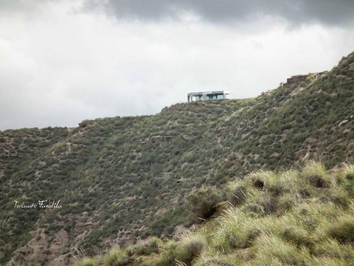 Gorafe inaugura la Casa del Desierto. Se trata de una vivienda de vidrio diseñada para soportar ambientes extremos.