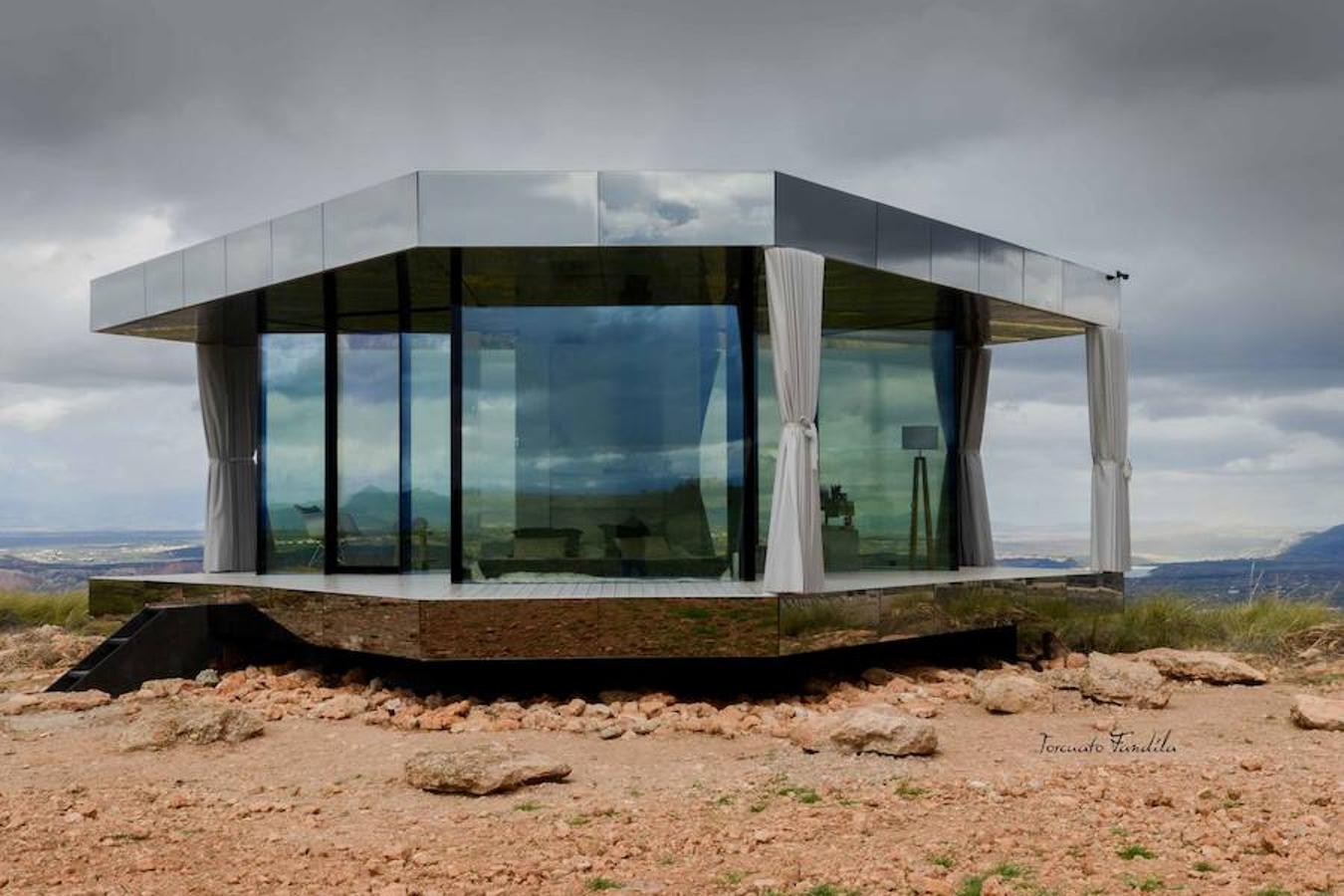 Gorafe inaugura la Casa del Desierto. Se trata de una vivienda de vidrio diseñada para soportar ambientes extremos.