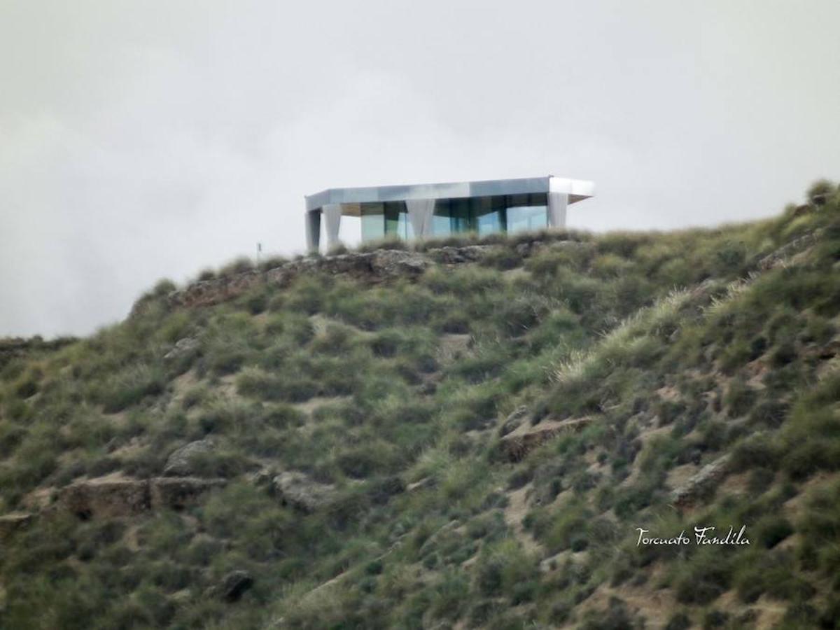 Gorafe inaugura la Casa del Desierto. Se trata de una vivienda de vidrio diseñada para soportar ambientes extremos.