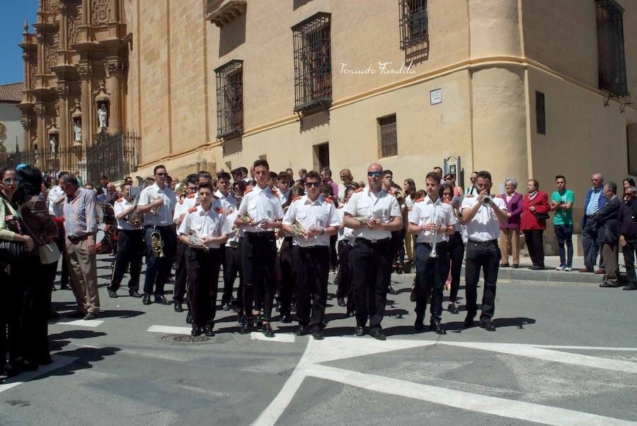 Como cada 15 de mayo la ciudad de Guadix ha celebrado la festividad de San Torcuato. Tras la misa pontifical en la catedral ha dado comienzo la procesión con la imagen del patrón y la reliquia. En la procesión han participado representantes del Ayuntamiento de Guadix y de las hermandades y cofradías de la diócesis