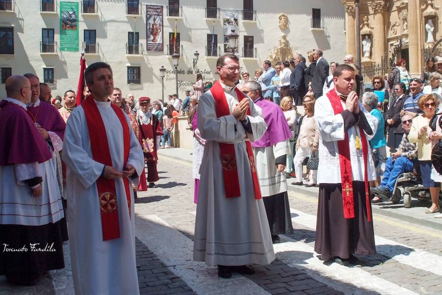 Como cada 15 de mayo la ciudad de Guadix ha celebrado la festividad de San Torcuato. Tras la misa pontifical en la catedral ha dado comienzo la procesión con la imagen del patrón y la reliquia. En la procesión han participado representantes del Ayuntamiento de Guadix y de las hermandades y cofradías de la diócesis