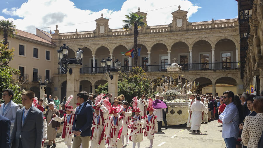 Guadix celebró la festividad del Corpus este domingo. La procesión contó con la presencia de numeroras representaciones de hermandades y cofradías, de niños y niñas de primera comunión y de los seises de la catedral de Guadix. 