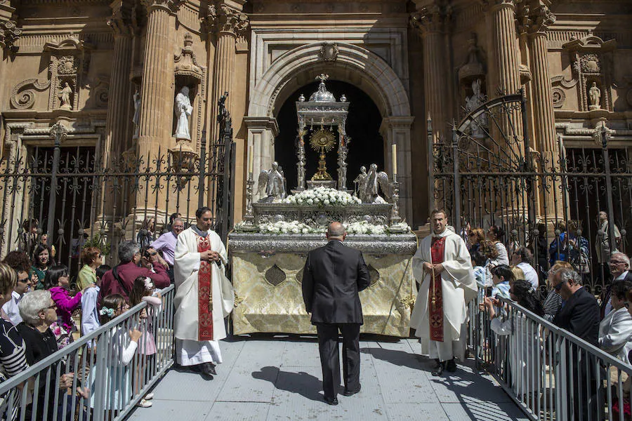 Guadix celebró la festividad del Corpus este domingo. La procesión contó con la presencia de numeroras representaciones de hermandades y cofradías, de niños y niñas de primera comunión y de los seises de la catedral de Guadix. 