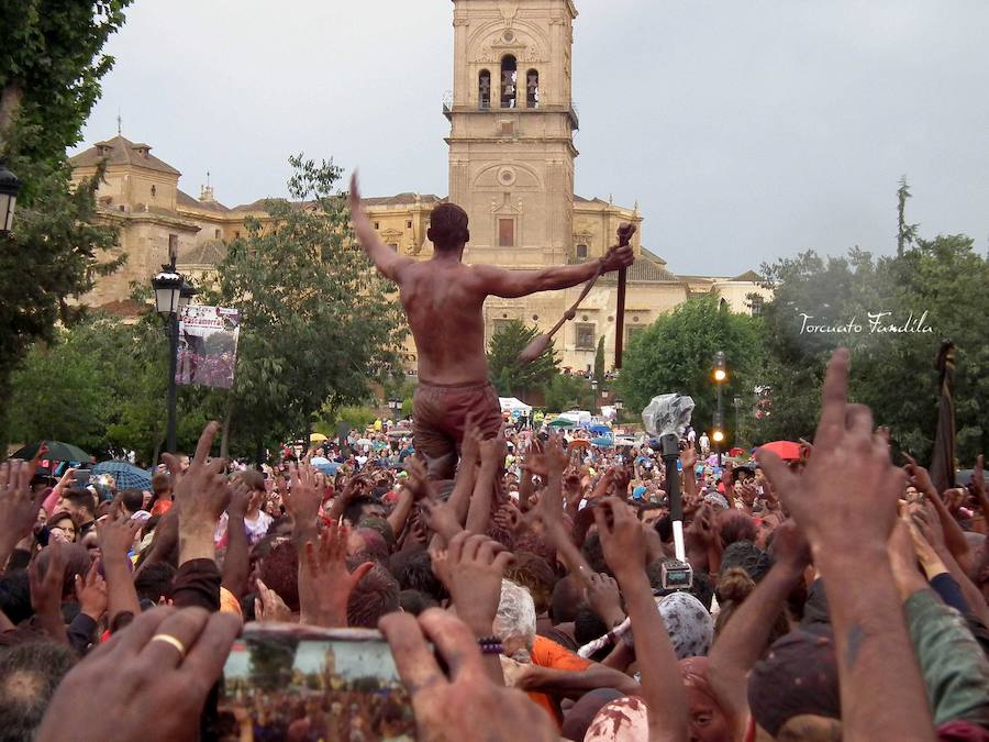 Ni el fresquito más que otoñal de la tarde ni la amenaza de lluvia (que incluso se ha hecho presente en algunos tramos de la carrera) ha podido este domingo con las ganas de Cascamorras que tenía Guadix. La ciudad y los muchos visitantes que cada año se animan a disfrutar de la fiesta (cada año más, algunos de lugares tan lejanos como Australia) se han volcado con José Heras, el joven accitano encargado de encarnar este año la figura del Cascamorras.