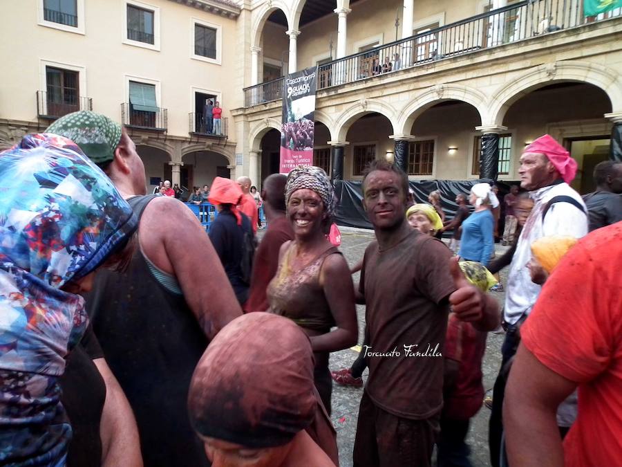 Ni el fresquito más que otoñal de la tarde ni la amenaza de lluvia (que incluso se ha hecho presente en algunos tramos de la carrera) ha podido este domingo con las ganas de Cascamorras que tenía Guadix. La ciudad y los muchos visitantes que cada año se animan a disfrutar de la fiesta (cada año más, algunos de lugares tan lejanos como Australia) se han volcado con José Heras, el joven accitano encargado de encarnar este año la figura del Cascamorras.