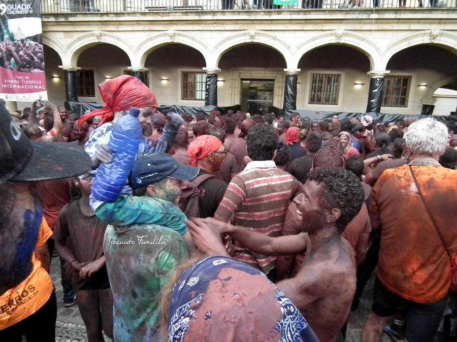 Ni el fresquito más que otoñal de la tarde ni la amenaza de lluvia (que incluso se ha hecho presente en algunos tramos de la carrera) ha podido este domingo con las ganas de Cascamorras que tenía Guadix. La ciudad y los muchos visitantes que cada año se animan a disfrutar de la fiesta (cada año más, algunos de lugares tan lejanos como Australia) se han volcado con José Heras, el joven accitano encargado de encarnar este año la figura del Cascamorras.