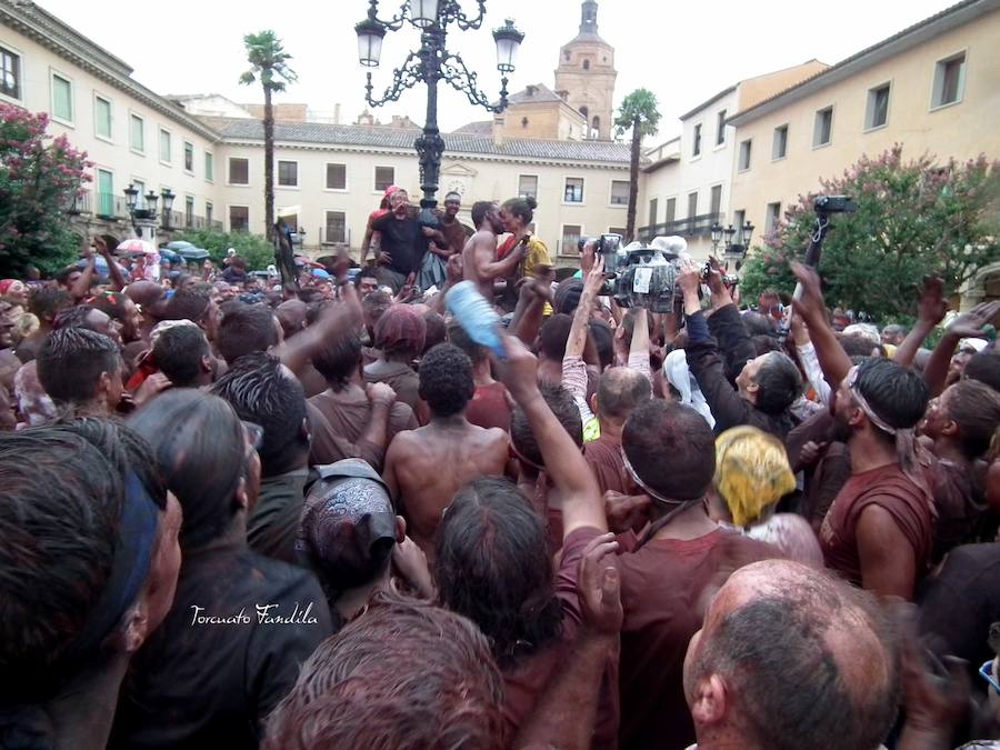 Ni el fresquito más que otoñal de la tarde ni la amenaza de lluvia (que incluso se ha hecho presente en algunos tramos de la carrera) ha podido este domingo con las ganas de Cascamorras que tenía Guadix. La ciudad y los muchos visitantes que cada año se animan a disfrutar de la fiesta (cada año más, algunos de lugares tan lejanos como Australia) se han volcado con José Heras, el joven accitano encargado de encarnar este año la figura del Cascamorras.