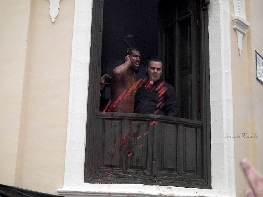 Ni el fresquito más que otoñal de la tarde ni la amenaza de lluvia (que incluso se ha hecho presente en algunos tramos de la carrera) ha podido este domingo con las ganas de Cascamorras que tenía Guadix. La ciudad y los muchos visitantes que cada año se animan a disfrutar de la fiesta (cada año más, algunos de lugares tan lejanos como Australia) se han volcado con José Heras, el joven accitano encargado de encarnar este año la figura del Cascamorras.