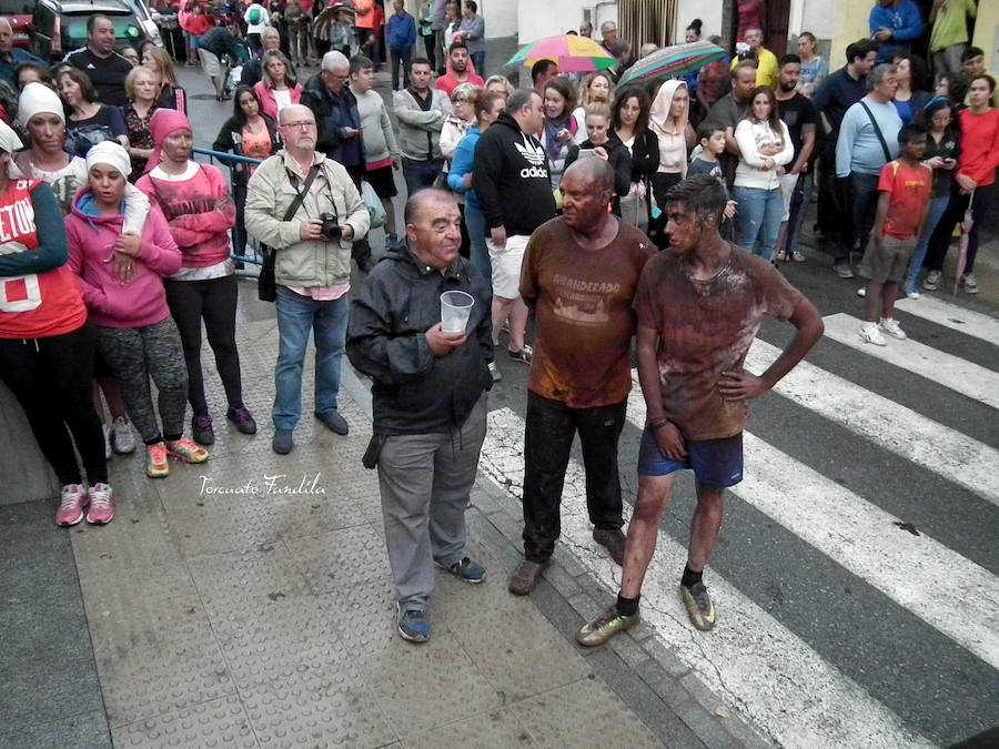 Ni el fresquito más que otoñal de la tarde ni la amenaza de lluvia (que incluso se ha hecho presente en algunos tramos de la carrera) ha podido este domingo con las ganas de Cascamorras que tenía Guadix. La ciudad y los muchos visitantes que cada año se animan a disfrutar de la fiesta (cada año más, algunos de lugares tan lejanos como Australia) se han volcado con José Heras, el joven accitano encargado de encarnar este año la figura del Cascamorras.