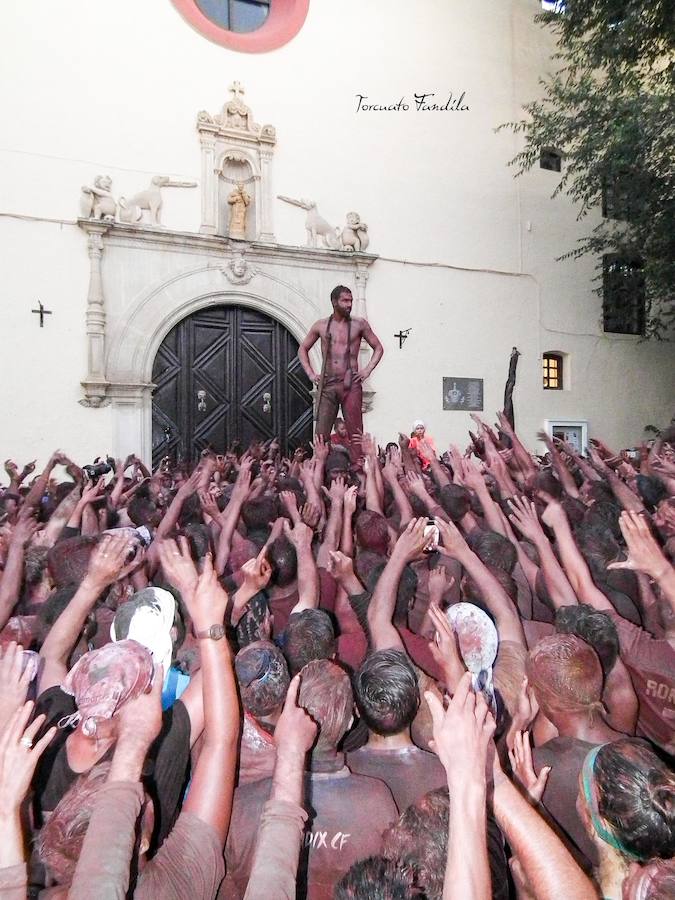 Ni el fresquito más que otoñal de la tarde ni la amenaza de lluvia (que incluso se ha hecho presente en algunos tramos de la carrera) ha podido este domingo con las ganas de Cascamorras que tenía Guadix. La ciudad y los muchos visitantes que cada año se animan a disfrutar de la fiesta (cada año más, algunos de lugares tan lejanos como Australia) se han volcado con José Heras, el joven accitano encargado de encarnar este año la figura del Cascamorras.