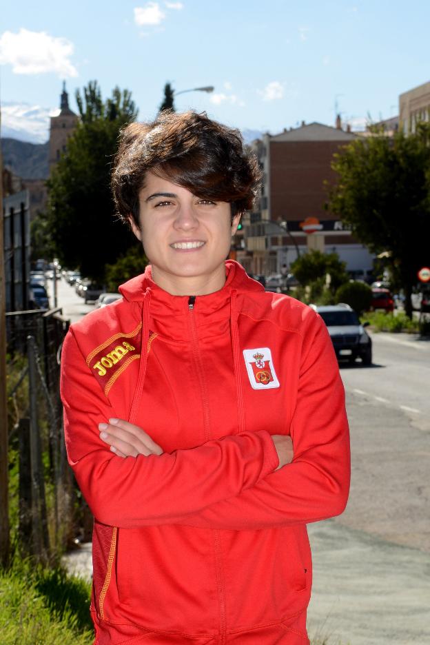 La atleta orceña María Pérez apura unos días entre Guadix y Orce antes de marchar a EE UU.