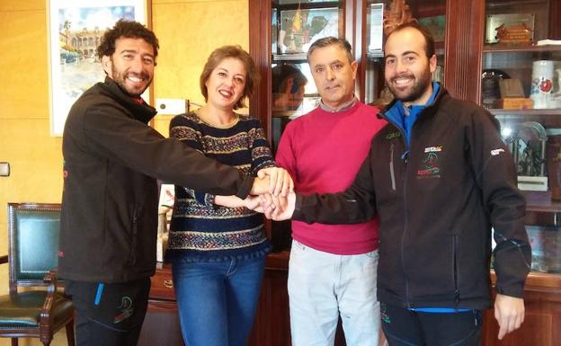 La alcaldesa y el concejal de Deportes con los representantes del Club Accilant. 