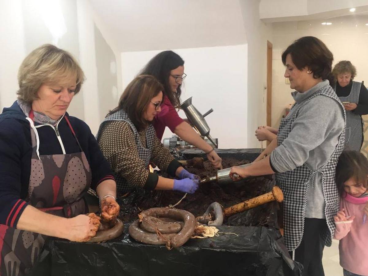La localidad de Cortes y Graena organiza durante el fin de semana del 6, 7 y 8 de diciembre la I Fiesta de la Matanza, en la que se podrán degustar productos típicos del cerdo. La actividad se organiza por la Asociación de Turismo y Comercio de Cortes y Graena, los vecinos y el propio Ayuntamiento de la localidad.