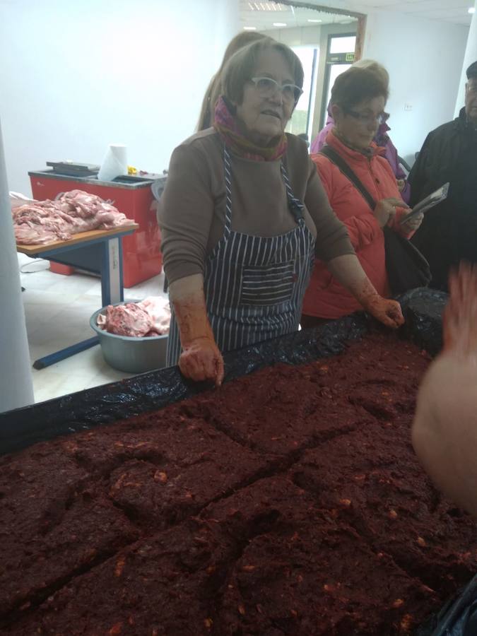 La localidad de Cortes y Graena organiza durante el fin de semana del 6, 7 y 8 de diciembre la I Fiesta de la Matanza, en la que se podrán degustar productos típicos del cerdo. La actividad se organiza por la Asociación de Turismo y Comercio de Cortes y Graena, los vecinos y el propio Ayuntamiento de la localidad.