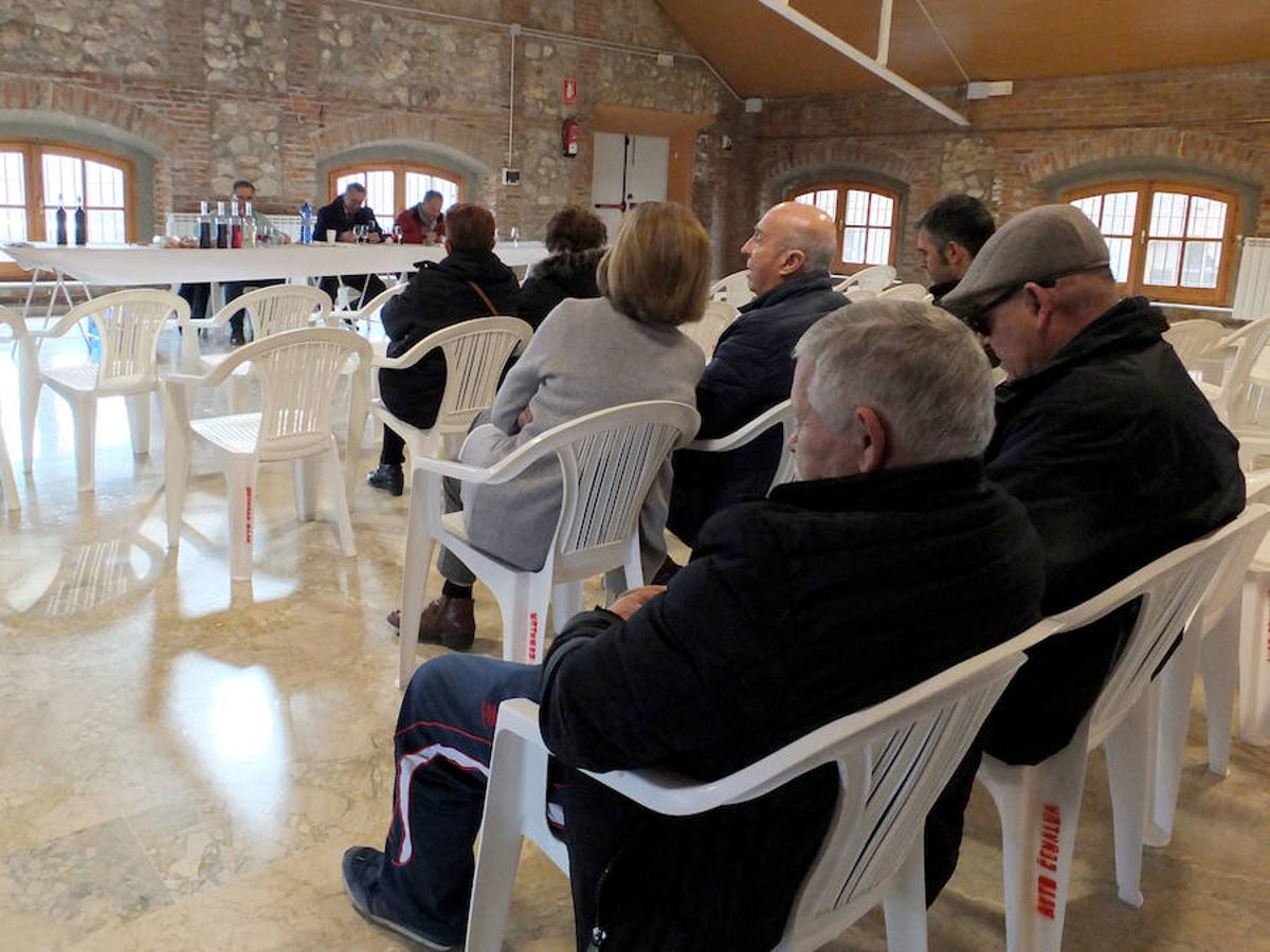 La localidad celebra una cata-concurso de vino del país entre los productores locales