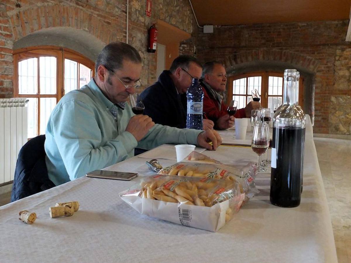La localidad celebra una cata-concurso de vino del país entre los productores locales