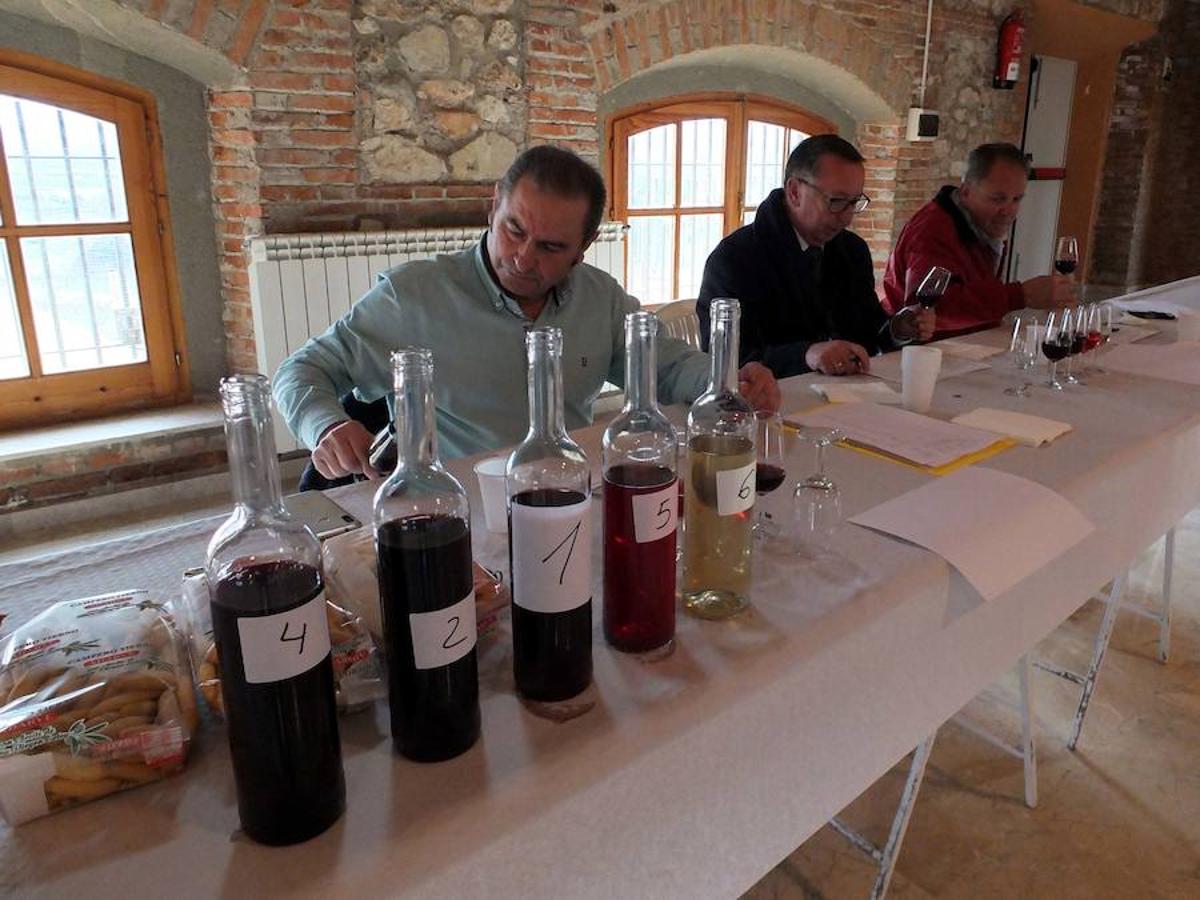 La localidad celebra una cata-concurso de vino del país entre los productores locales
