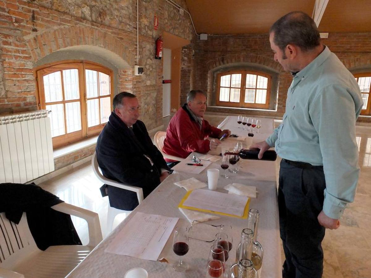 La localidad celebra una cata-concurso de vino del país entre los productores locales