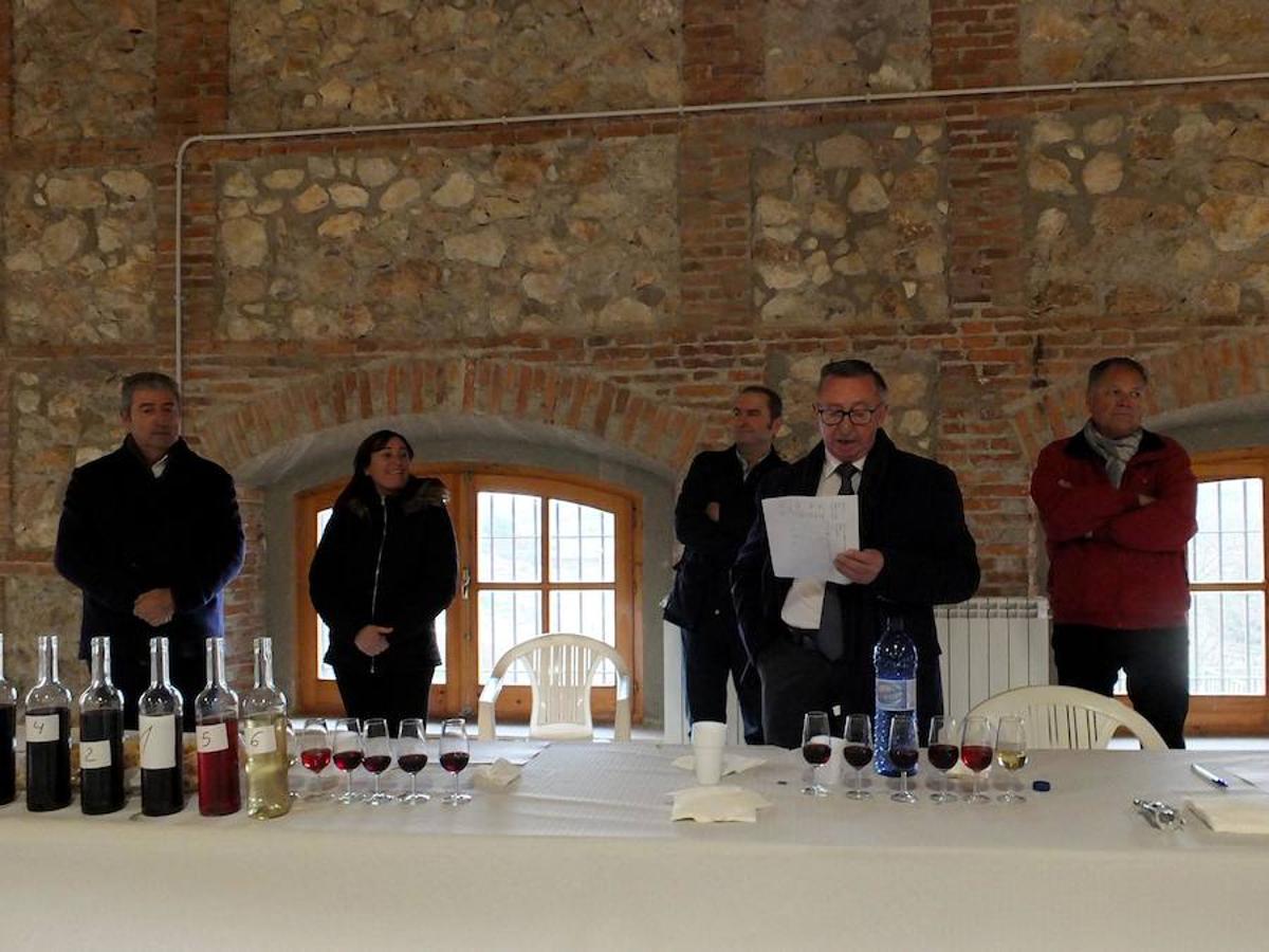 La localidad celebra una cata-concurso de vino del país entre los productores locales
