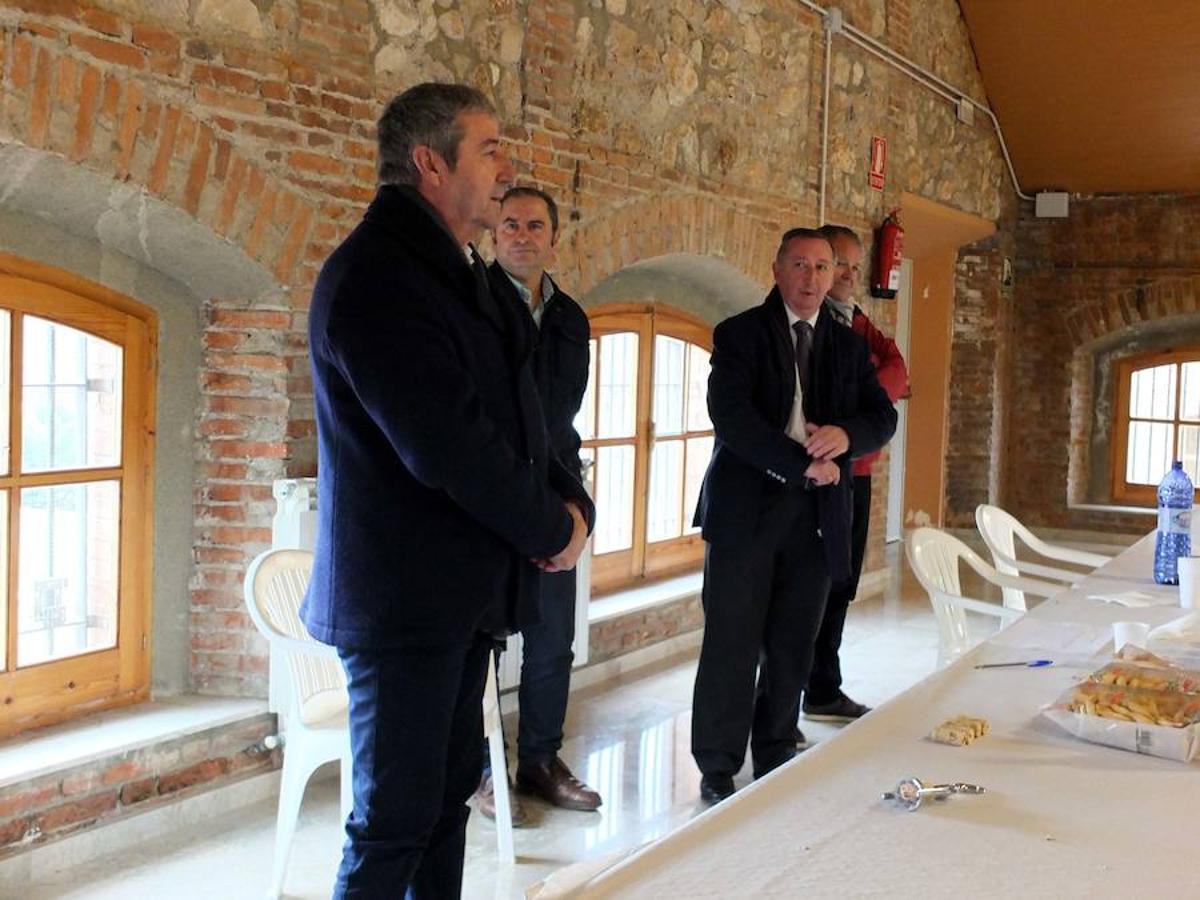 La localidad celebra una cata-concurso de vino del país entre los productores locales