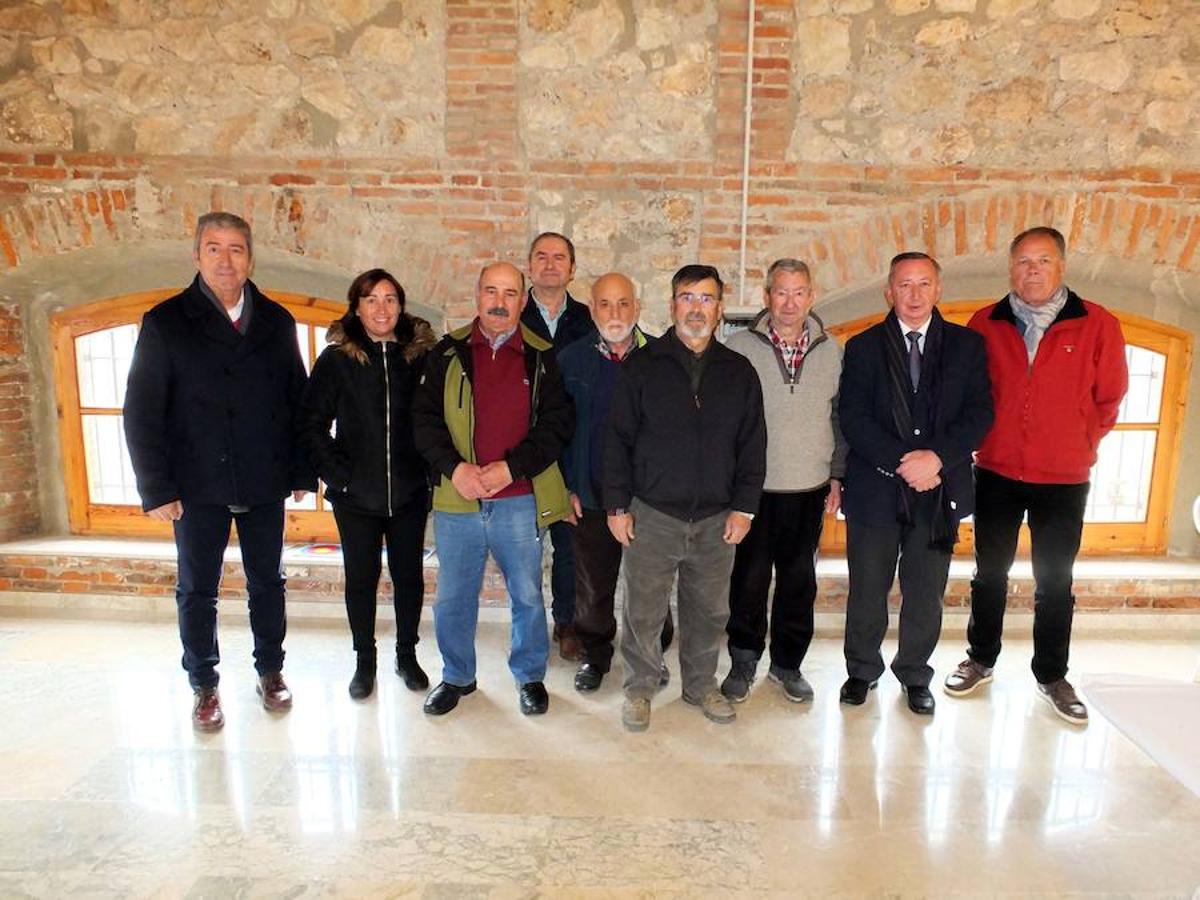 La localidad celebra una cata-concurso de vino del país entre los productores locales