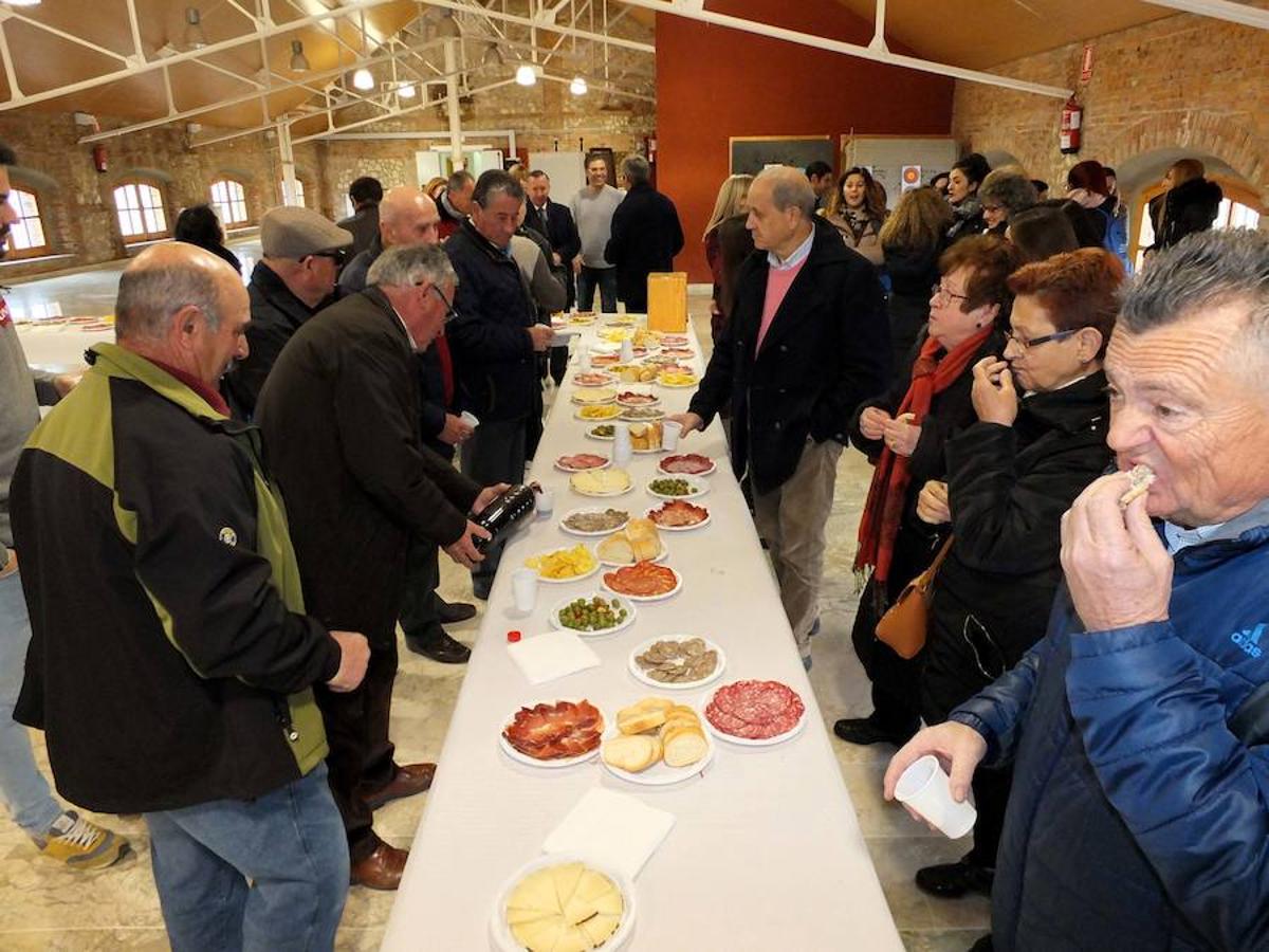 La localidad celebra una cata-concurso de vino del país entre los productores locales