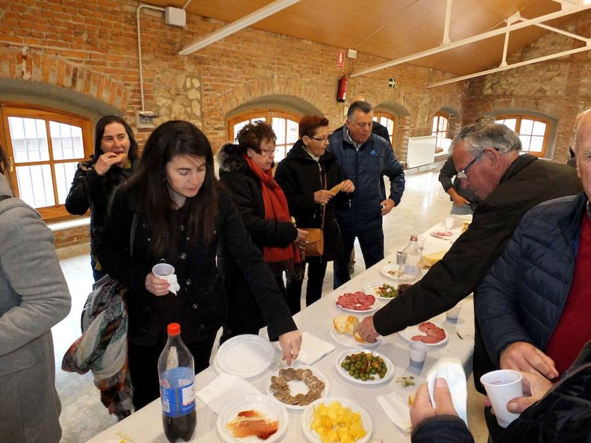 La localidad celebra una cata-concurso de vino del país entre los productores locales