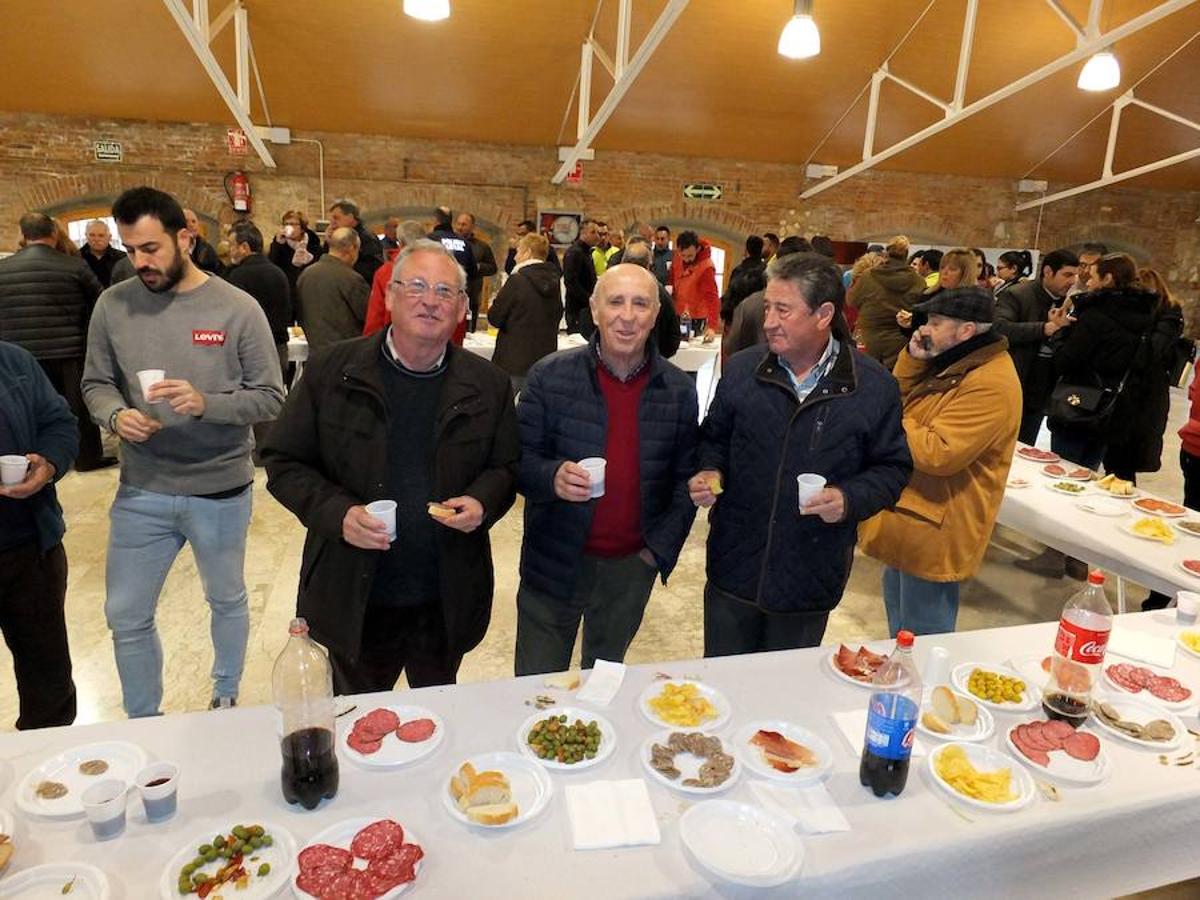 La localidad celebra una cata-concurso de vino del país entre los productores locales
