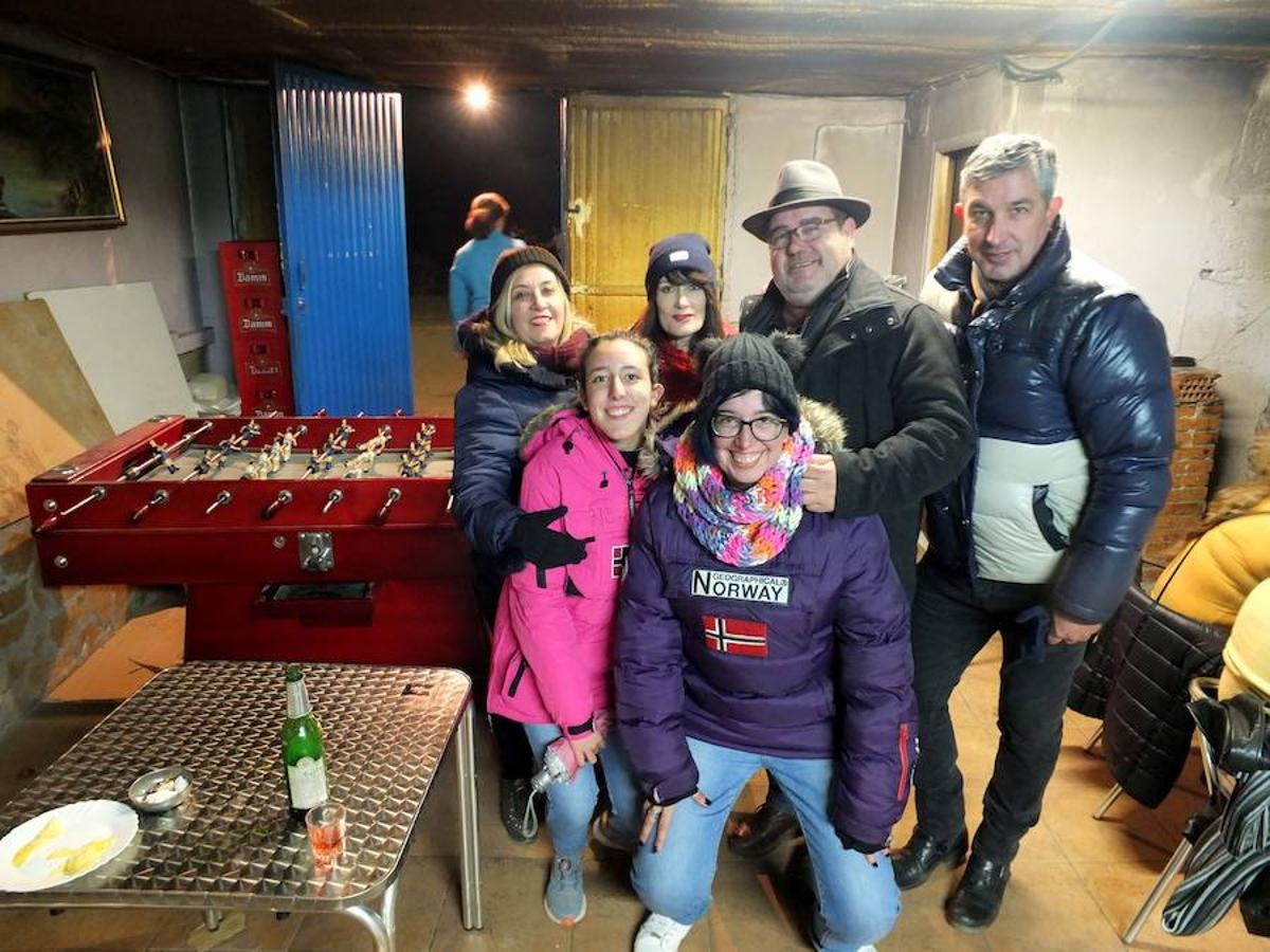 Guadix celebra la tradicional fiesta del patrón de los animales con el encendido de las luminarias. La llegada de San Antón a su ermita supuso el comienzo del encendido de las lumbres. 