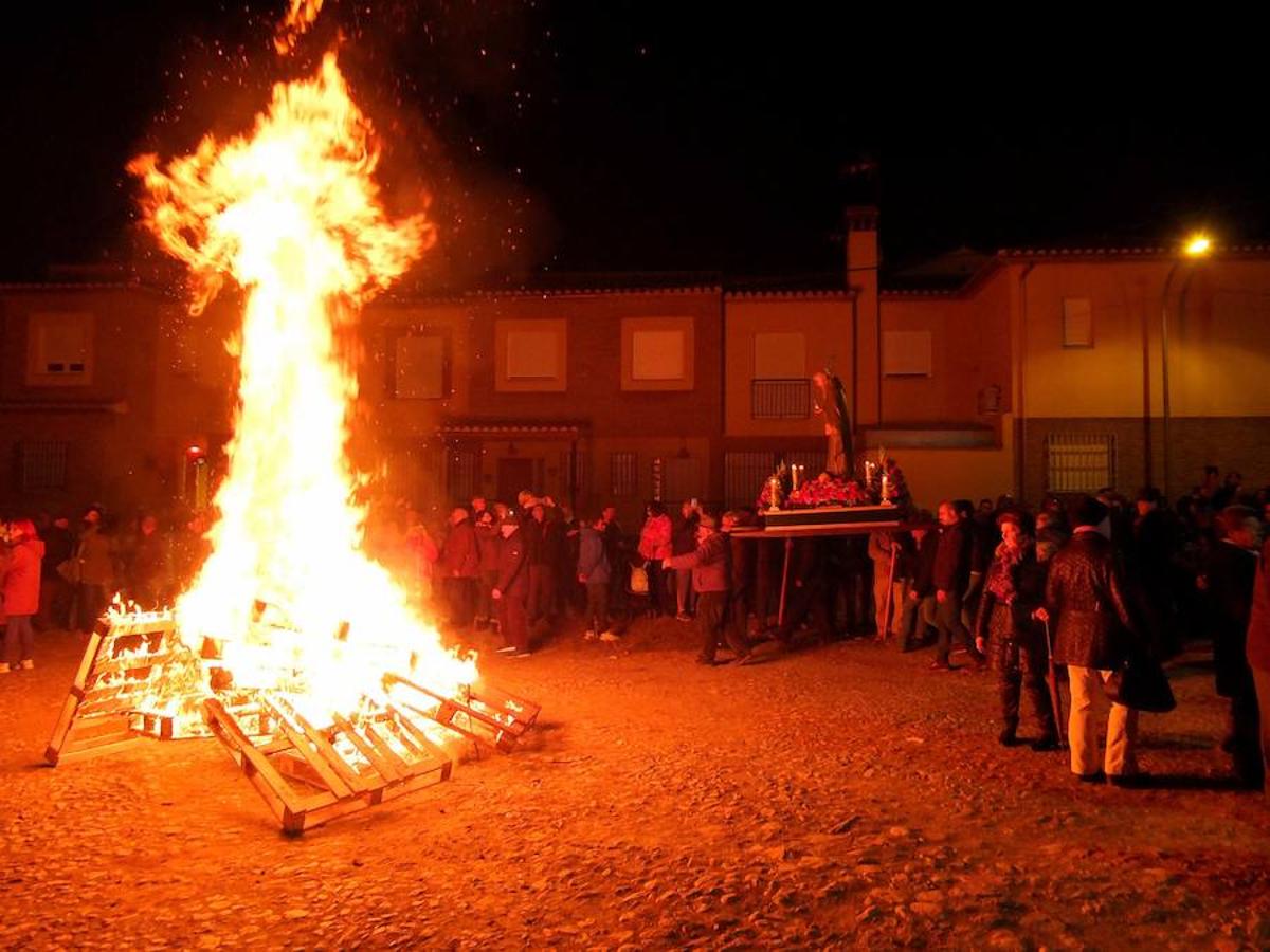 Guadix celebra la tradicional fiesta del patrón de los animales con el encendido de las luminarias. La llegada de San Antón a su ermita supuso el comienzo del encendido de las lumbres. 