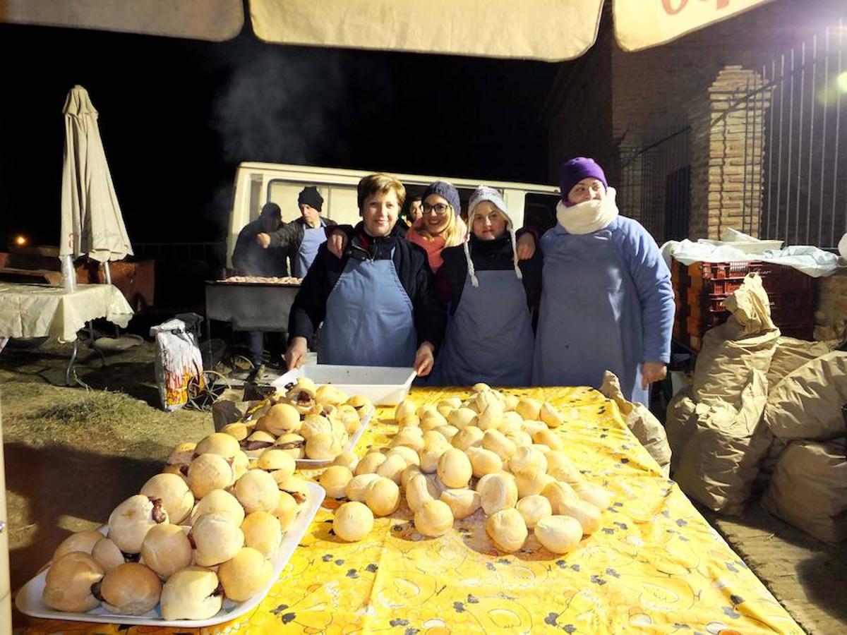 Guadix celebra la tradicional fiesta del patrón de los animales con el encendido de las luminarias. La llegada de San Antón a su ermita supuso el comienzo del encendido de las lumbres. 