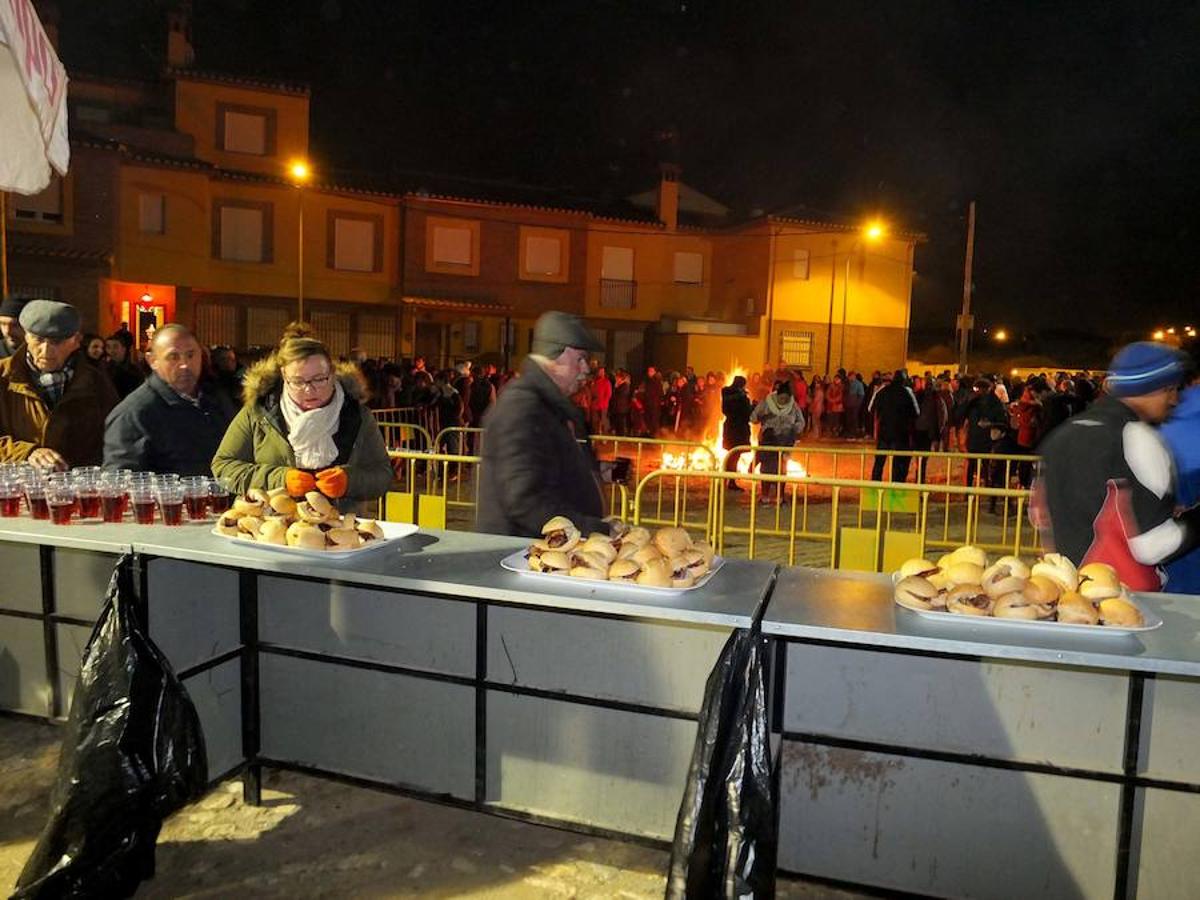 Guadix celebra la tradicional fiesta del patrón de los animales con el encendido de las luminarias. La llegada de San Antón a su ermita supuso el comienzo del encendido de las lumbres. 