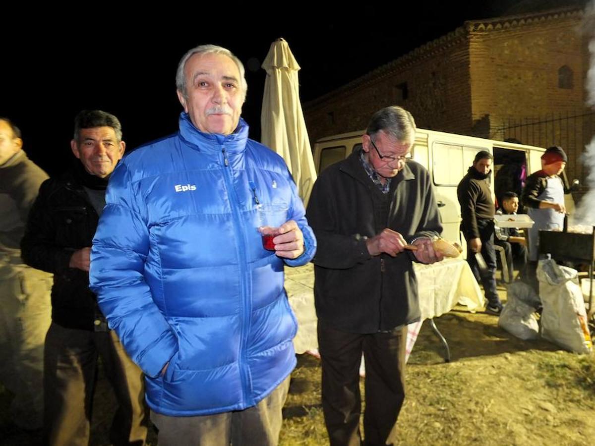 Guadix celebra la tradicional fiesta del patrón de los animales con el encendido de las luminarias. La llegada de San Antón a su ermita supuso el comienzo del encendido de las lumbres. 