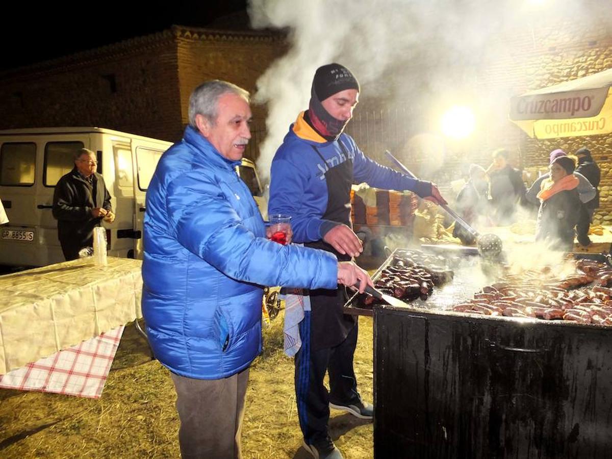 Guadix celebra la tradicional fiesta del patrón de los animales con el encendido de las luminarias. La llegada de San Antón a su ermita supuso el comienzo del encendido de las lumbres. 