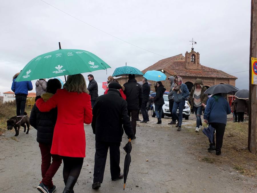 La tradicional romería a la ermita de San Antón quedó pasada por agua este domingo. No obstante el santo bendijo a los animales que llegaron al lugar. Quienes se acercaron a la era en la que se encuentra la ermita puideron, al menos, componer la tradicional cuña de San Antón con los productos típicos de la época.