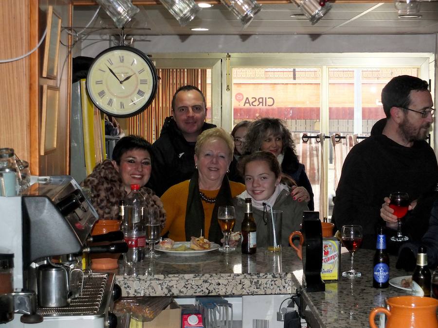 La tradicional romería a la ermita de San Antón quedó pasada por agua este domingo. No obstante el santo bendijo a los animales que llegaron al lugar. Quienes se acercaron a la era en la que se encuentra la ermita puideron, al menos, componer la tradicional cuña de San Antón con los productos típicos de la época.