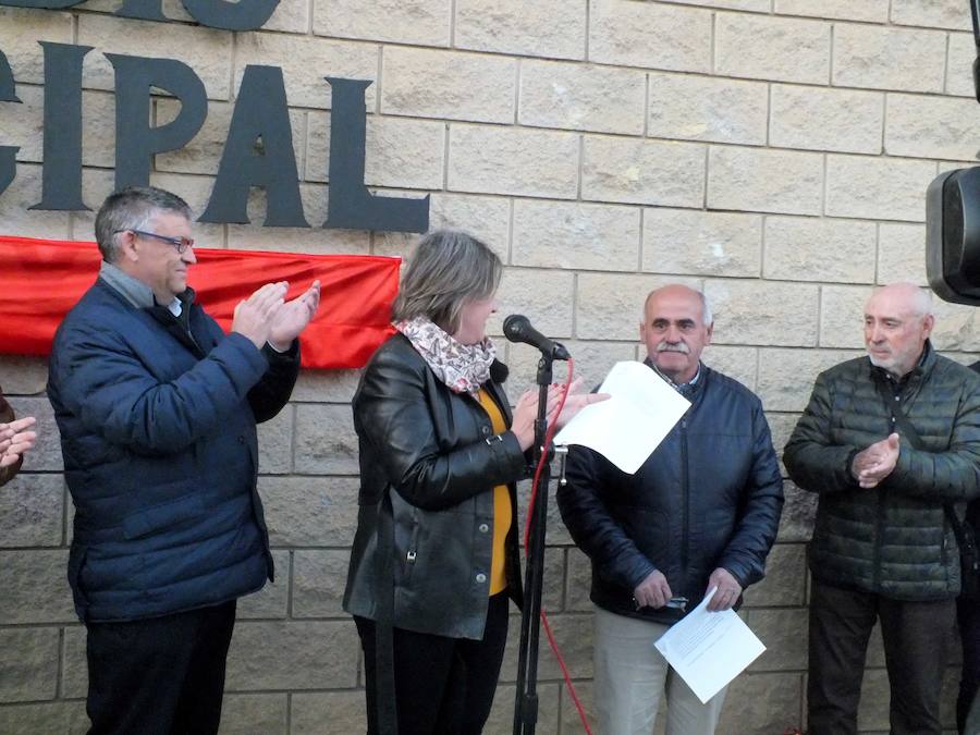 Familiares, amigos, familias compuesta por miembros de diferentes generaciones que han ido pasando por las instalaciones deportivas municipales, corporativos… Todos se han volcado esta tarde con Pepe Poyatos, trabajador municipal a cargo de las instalaciones deportivas municipales durante años que desde hoy da nombre al municipal accitano. 