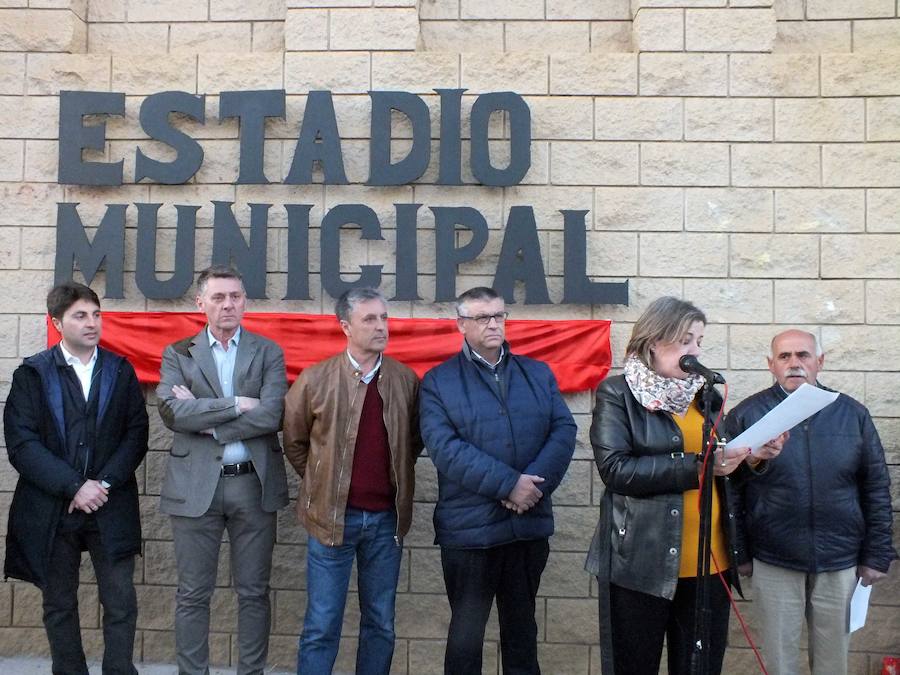 Familiares, amigos, familias compuesta por miembros de diferentes generaciones que han ido pasando por las instalaciones deportivas municipales, corporativos… Todos se han volcado esta tarde con Pepe Poyatos, trabajador municipal a cargo de las instalaciones deportivas municipales durante años que desde hoy da nombre al municipal accitano. 