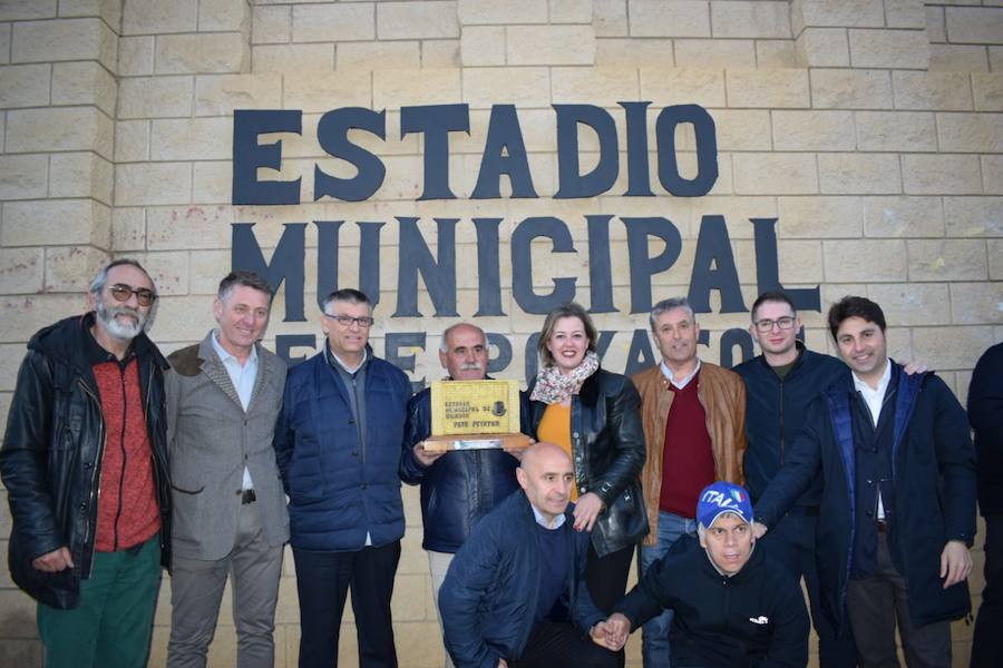 Familiares, amigos, familias compuesta por miembros de diferentes generaciones que han ido pasando por las instalaciones deportivas municipales, corporativos… Todos se han volcado esta tarde con Pepe Poyatos, trabajador municipal a cargo de las instalaciones deportivas municipales durante años que desde hoy da nombre al municipal accitano. 