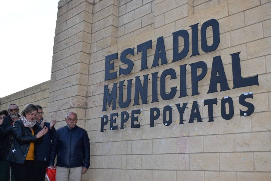 Familiares, amigos, familias compuesta por miembros de diferentes generaciones que han ido pasando por las instalaciones deportivas municipales, corporativos… Todos se han volcado esta tarde con Pepe Poyatos, trabajador municipal a cargo de las instalaciones deportivas municipales durante años que desde hoy da nombre al municipal accitano. 