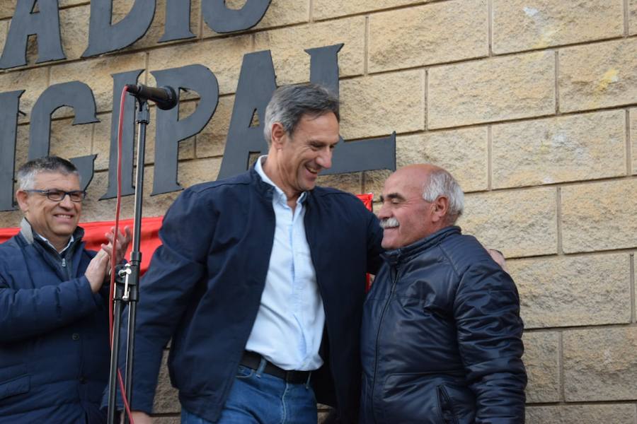 Familiares, amigos, familias compuesta por miembros de diferentes generaciones que han ido pasando por las instalaciones deportivas municipales, corporativos… Todos se han volcado esta tarde con Pepe Poyatos, trabajador municipal a cargo de las instalaciones deportivas municipales durante años que desde hoy da nombre al municipal accitano. 