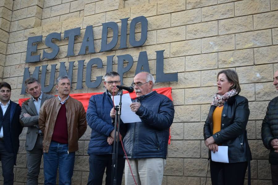 Familiares, amigos, familias compuesta por miembros de diferentes generaciones que han ido pasando por las instalaciones deportivas municipales, corporativos… Todos se han volcado esta tarde con Pepe Poyatos, trabajador municipal a cargo de las instalaciones deportivas municipales durante años que desde hoy da nombre al municipal accitano. 