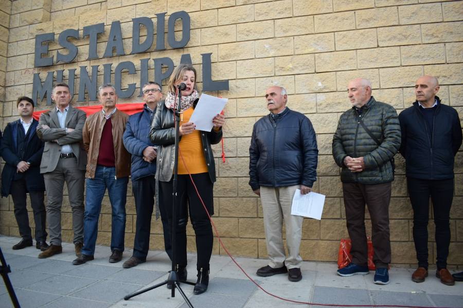 Familiares, amigos, familias compuesta por miembros de diferentes generaciones que han ido pasando por las instalaciones deportivas municipales, corporativos… Todos se han volcado esta tarde con Pepe Poyatos, trabajador municipal a cargo de las instalaciones deportivas municipales durante años que desde hoy da nombre al municipal accitano. 